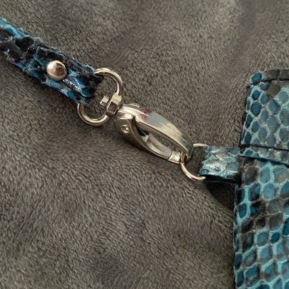 Vintage Chi faux blue and black snakeskin clutch - Picture 4 of 4